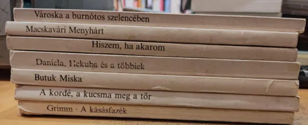 7 db Hol volt, hol nem volt...: A kásásfazék; A kordé, a kucsma meg a tőr; Butuk Miska; Daniela, Hekuba és a többiek; Hiszem, ha akarom; Macskavári Menyhárt; Városka a burnótos szelencében Bestseller