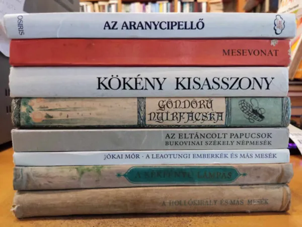 Alacsony ár 8 db meseválogatás: A Hollókirály és más mesék; A kékfényű lámpás; A leaotungi emberkék és más mesék; Az aranycipellő; Az eltáncolt papucsok; Göndörű nyírfácska; Kökény kisasszony; Mesevonat