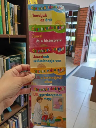 Gyerektörténetek 5db. minikönyv Tanuljuk az órát+Jancsi és a kistestvére Jancsinak születésnapja van+Lili a barátnőjénél alhat+Lili gyerekorvoshoz megy Újdonság