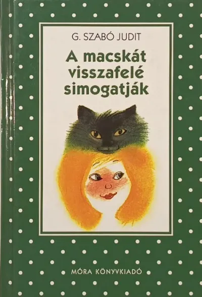 Biztonságos fizetés A macskát visszafelé simogatják