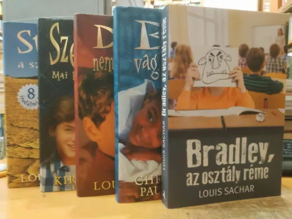 Azonnal elérhető 5 db ifjúsági regény: Bradley, az osztály réme; Bud vagyok, uram!; David nem hagyja magát; Stanley, a szerencse fia; Szerepcsere (Mai koldus és királyfi)