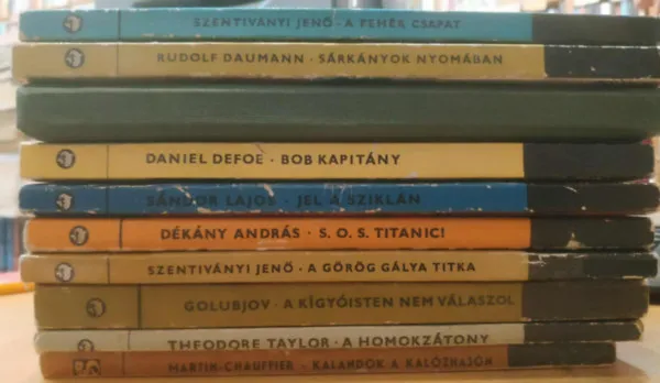 Akció 10 db Delfin regény: A fehér csapat; A görög gálya titka; A homokzátony; A kincses sziget; A kígyóisten nem válaszol; Bob kapitány; Jel a sziklán; Kalandok a kalózhajón; Sárkányok nyomában; S. O. S. Titanic!