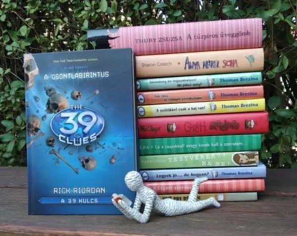 Olcsóbb 12 db-os KÖNYVMENTŐ AJÁNLAT, ifjúsági: A tűzpiros üveggömb+ Anya nélkül soha+ A csontlabirintus+ Szemüveg és fogszabályzó!+ Ami tilos, az roppant szórakoztató!+ A szülőkkel csak a baj van+ Gréti szerelmes+ Le a csajokkal!+ Testvér