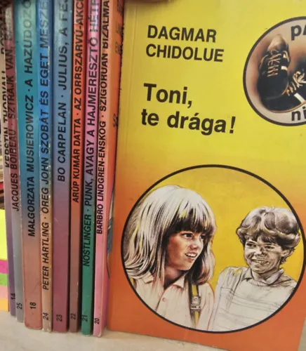 Utolsó esély 9 db Piknik könyv, KÖNYVMENTŐ AJÁNLAT, ifjúsági: Pótpapa+ Sztrájk van, babám!+ A hazudozó+ Öreg John szobát és eget meszel+ Julius, a fej+ Az orrszarvú-akció+ Punk, avagy a Hajmeresztő Hétfő+ Szigorúan bizalmas!+ Toni, te drága!