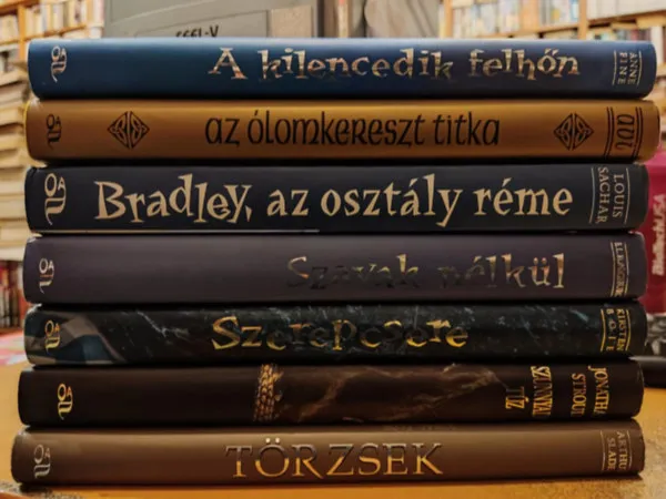 Ne maradj le 7 db ifjúsági: A kilencedik felhőn; Az ólomkereszt titka; Bradley, az osztály réme; Szavak nélkül; Szerepcsere (Mai koldus és királyfi); Szunnyadó tűz; Törzsek;