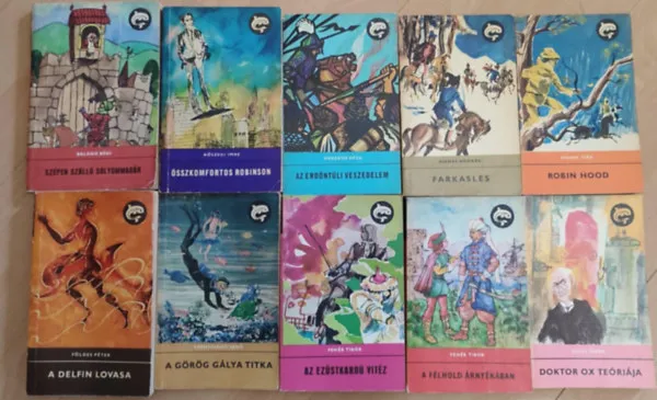 (10 db) Delfin ifjúsági könyvcsomag: Szépen szálló sólyommadár / Összkomfortos Robinson / Az erdőntúli veszedelem / Farkasles / Robin Hood / A delfin lovasa / A görög gálya titka / Az ezüskardú vitéz / A félhold árnyékában / Dokt Korlátozott ajánlat