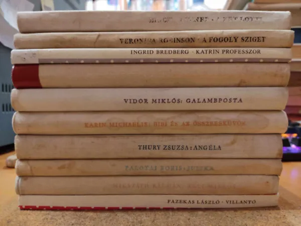10 db pöttyös regény: A két Lotti, Villantó; Akli Miklós; Julika; Angéla; Bib és az összeesküvők; Galambposta; Kincskereső Pipitér; Katrin professzor; A fogoly sziget Legkelendőbb