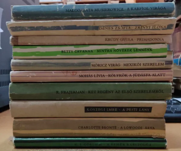 Ne maradj le 10 ifjúsági regény: A fehér rabszolga; A karfiol virága; A Lowoodi árva (Jane Eyre); A pesti lány; Két regény az első szerelemről; Kölykök a júdásfa alatt; Mexikói szerelem; Mintha nővérek lennénk; Primadonna; Zrínyi Ilona